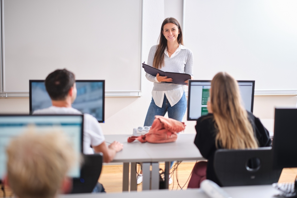 Lehrveranstaltung-Uni-Klagenfurt_150_copyright-Arnold_Poeschl Studierende sitzen an Computerarbeitsplätzen in einem Kursraum der Universität Klagenfurt. | Foto: aau/Arnold Poeschl