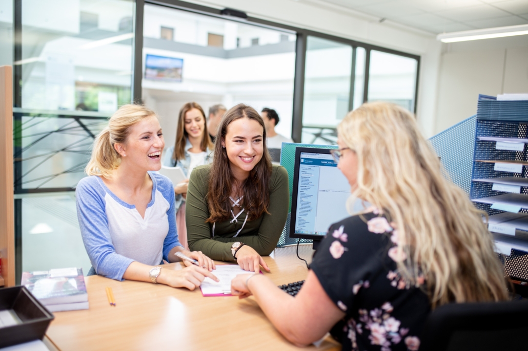 Studierende-bei-Studien-und-Pruefungsabteilung-114A2718_2018_copyright-Daniel-Waschnig Zwei Studierende werden von einer Mitarbeiterin der Studien- und Prüfungsabteilung beraten.